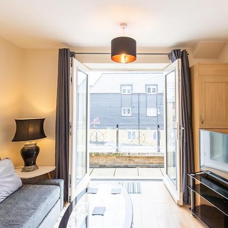 1-Bedroom Apartment With Balcony, Hoddesdon Exterior photo