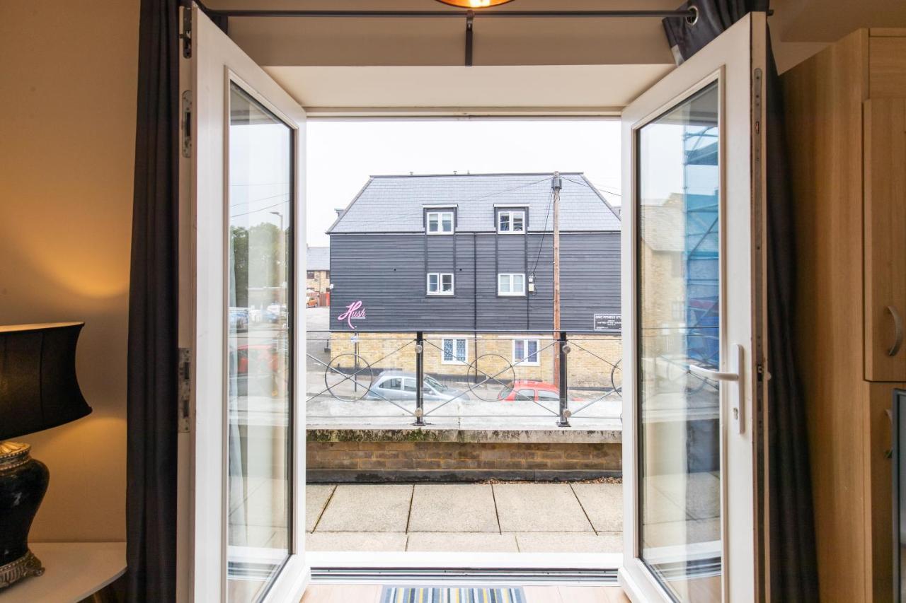 1-Bedroom Apartment With Balcony, Hoddesdon Exterior photo