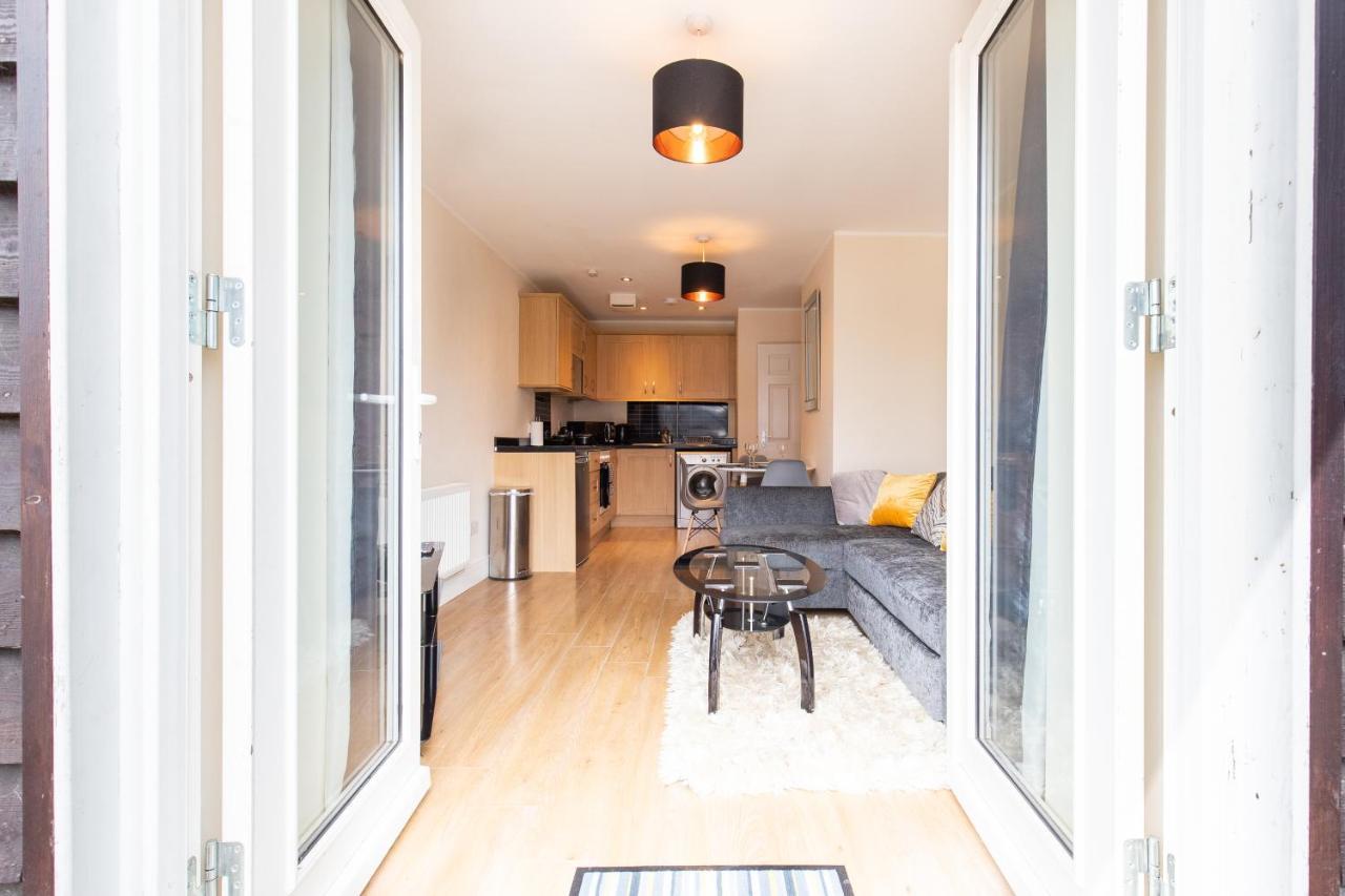 1-Bedroom Apartment With Balcony, Hoddesdon Exterior photo