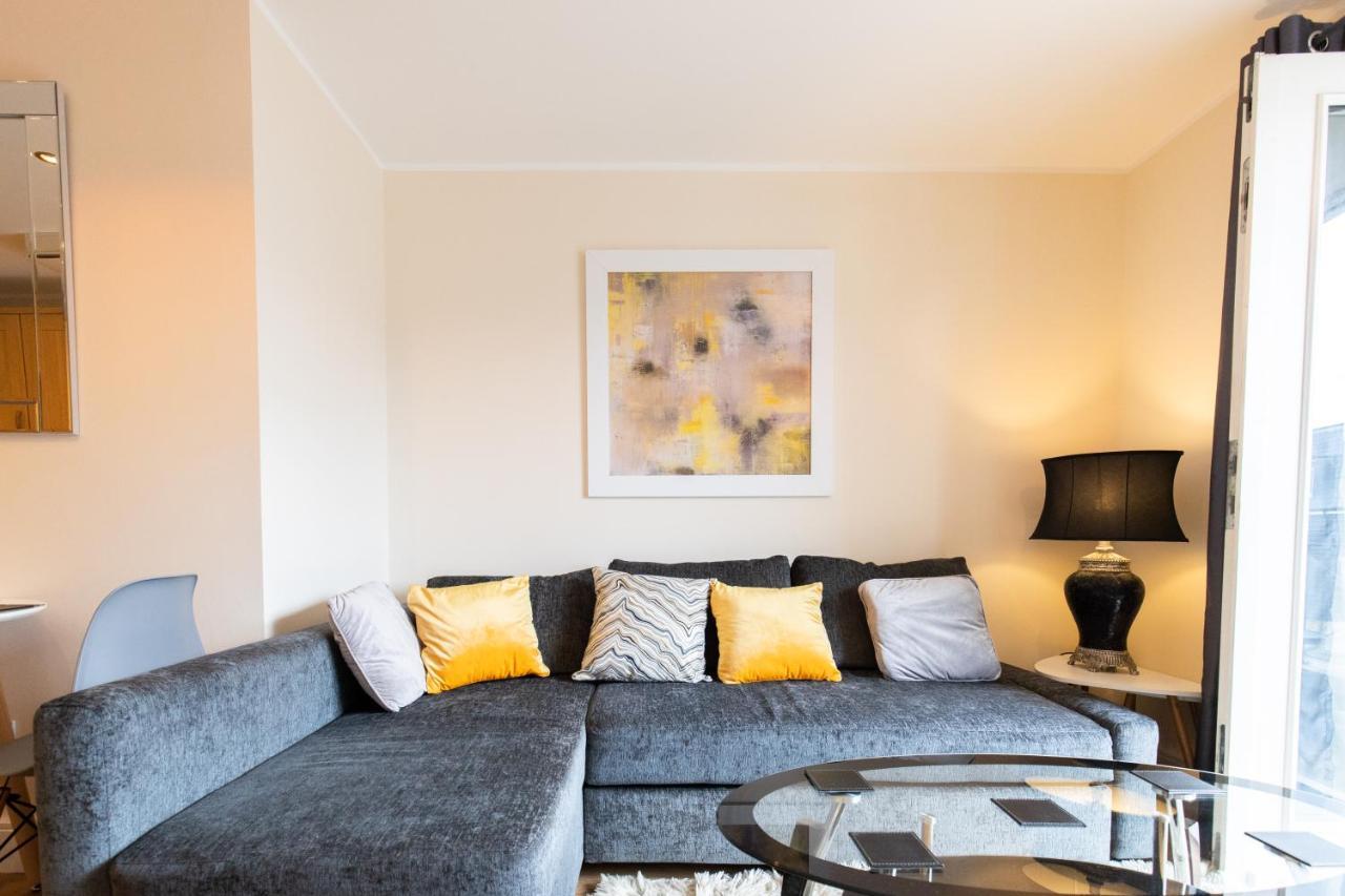 1-Bedroom Apartment With Balcony, Hoddesdon Exterior photo