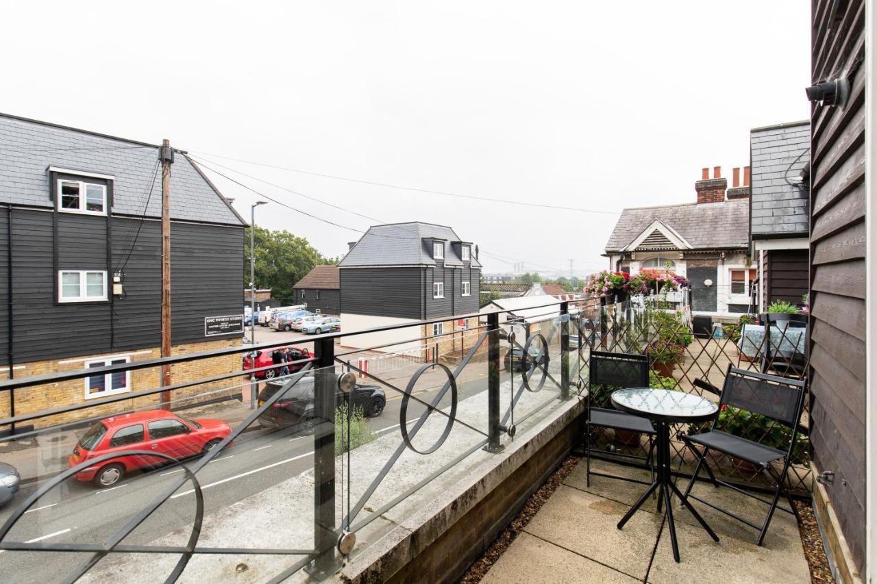1-Bedroom Apartment With Balcony, Hoddesdon Exterior photo